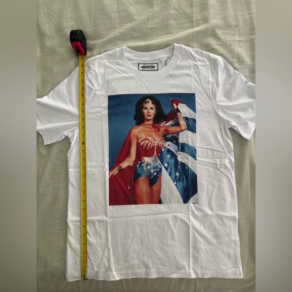Wonder Woman t-shirt / M (NWOT) - Picture 4 of 5